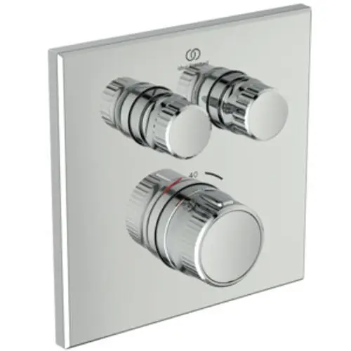 Brausethermostat von Ideal Standard mit drei verchromten Reglern auf einer quadratischen, spiegelnden Oberfläche zur Einstellung von Wassertemperatur und -fluss.